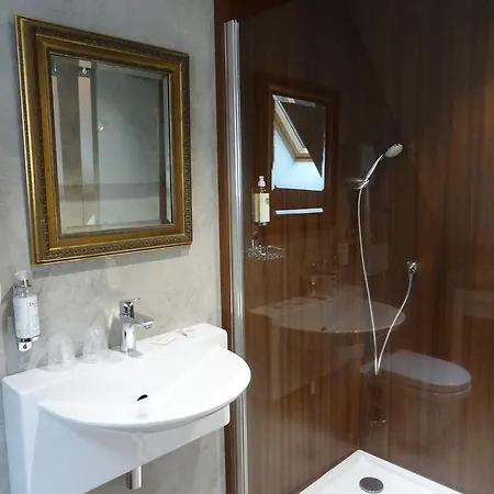 Le Logis De Otel Brionne